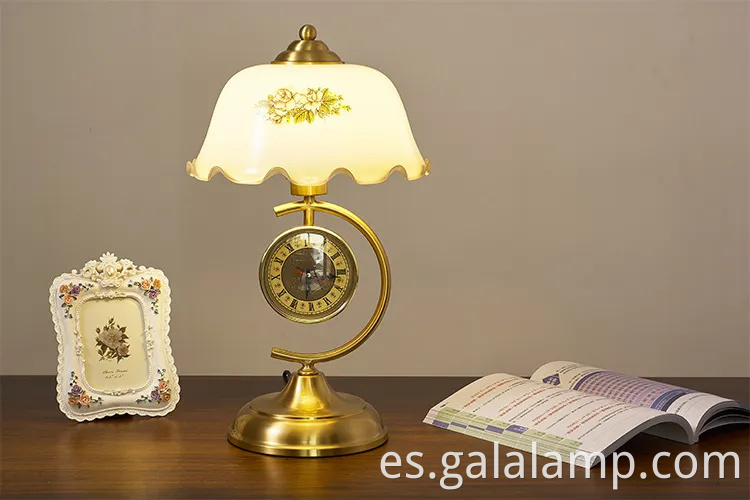Retro elegante Europa Sala de estudio Display Lighting Shade Flower Metal Desk Lámpara de mesa de escritorio